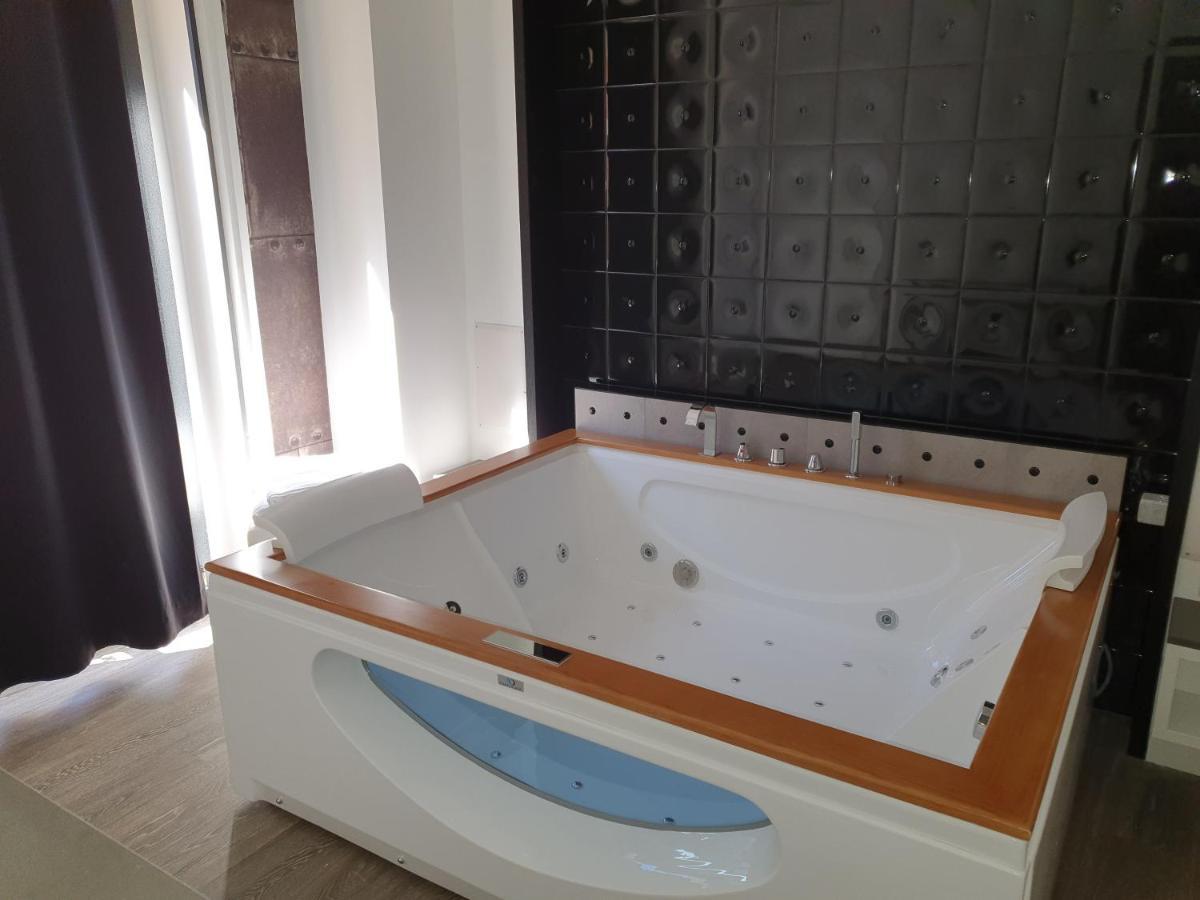 Emphasis Suites & Rooms Кальярі Екстер'єр фото