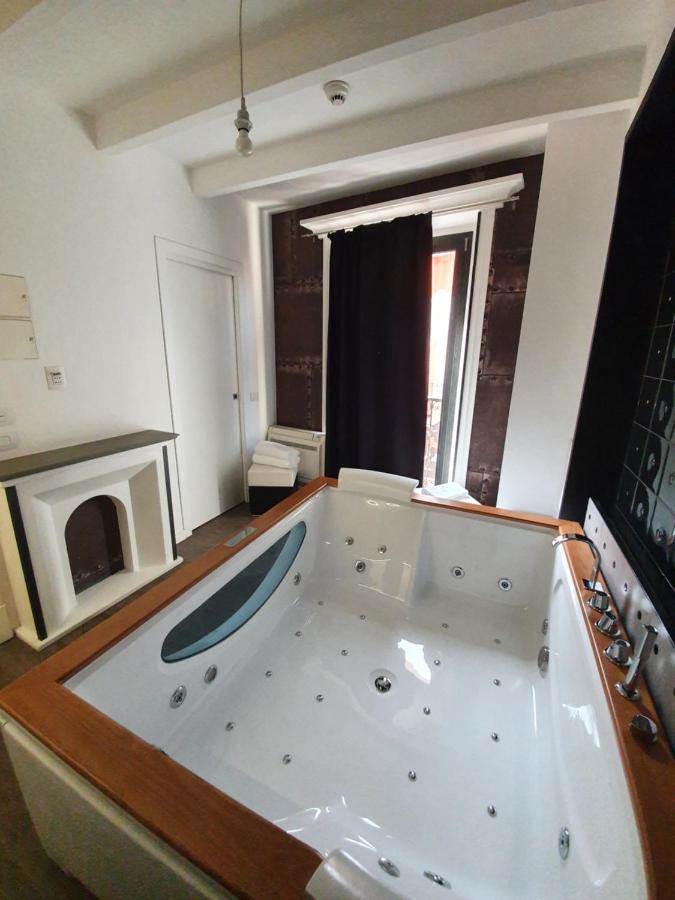 Emphasis Suites & Rooms Кальярі Екстер'єр фото