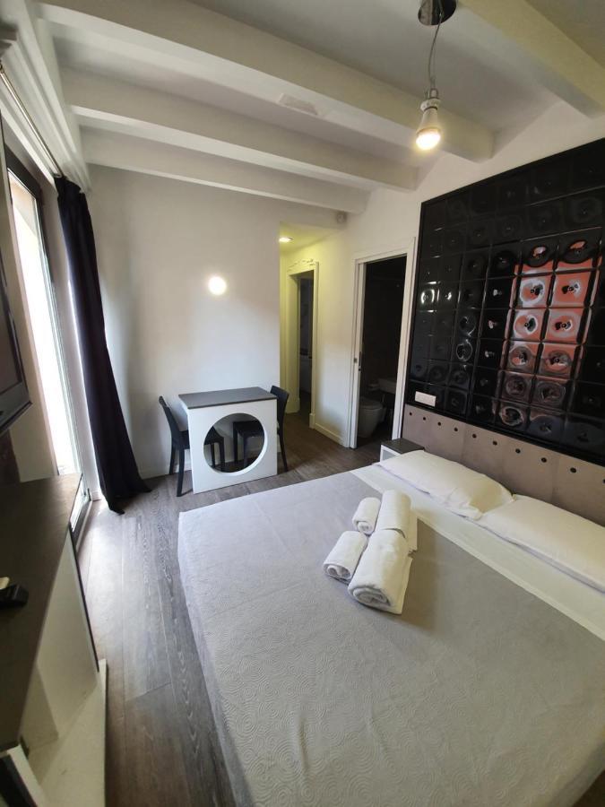 Emphasis Suites & Rooms Кальярі Екстер'єр фото