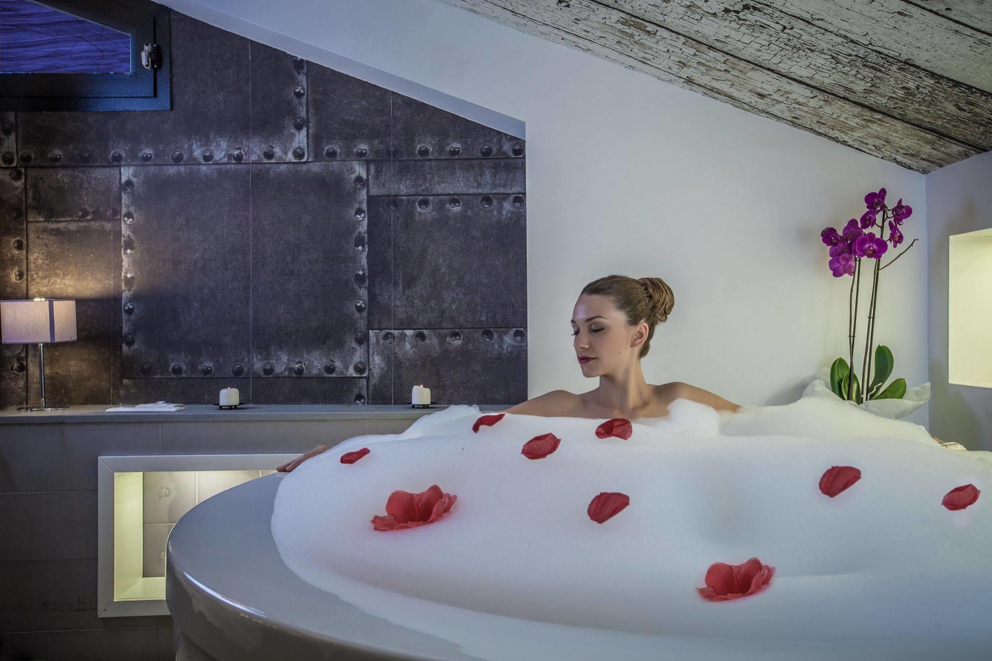 Emphasis Suites & Rooms Кальярі Екстер'єр фото